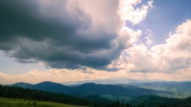 Karpatlar. Arkasında yeşil dağlar olan güzel yaz manzarası