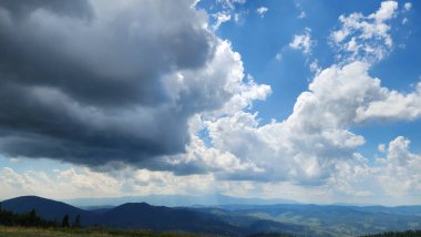 Dağları ve bulutları olan güzel bir manzara