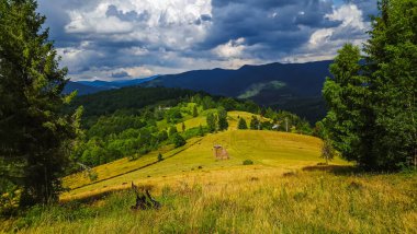 Dağları ve mavi gökyüzü olan güzel bir manzara.