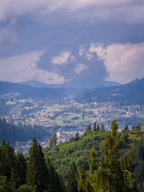 Dağların tepesinden manzara