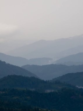 Sabahleyin dağların manzarası.