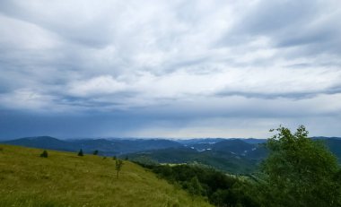 Güzel bir dağ sırası olan yaz manzarası