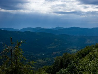 Arkasında bir dağ olan güzel bir manzara.