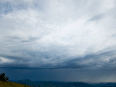 Karpatlar 'da bir dağda fırtına ve yağmur bulutları.