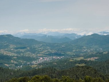 Bulutlu ve gökyüzü olan güzel dağlar.
