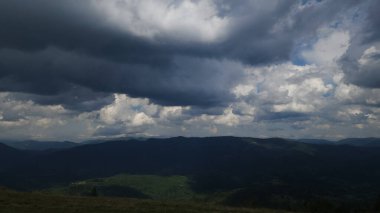 Dağlarda dağları olan güzel bir manzara.