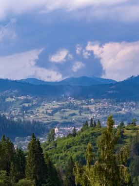 Dağdan bulutlu bir güne manzara
