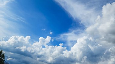 Yaz bulutu ve mavi gökyüzü