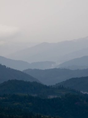 Akşamları Karpat Dağları 'ndaki güzel dağ manzarası