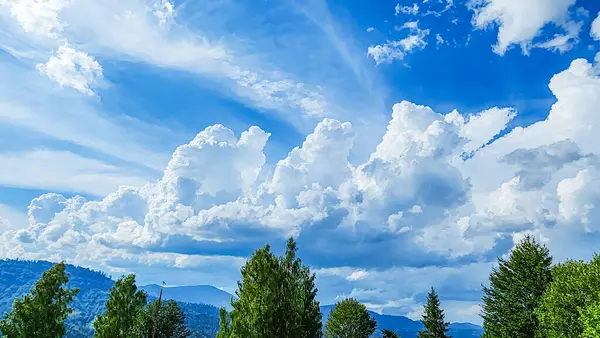 Mavi gökyüzü ile güzel dağ manzarası