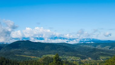 Dağları ve bulutları olan güzel bir manzara