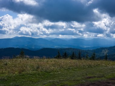Karpat Dağları 'ndaki güzel dağ manzarası