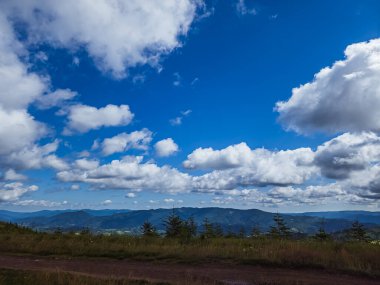 Dağları ve bulutları olan güzel bir manzara