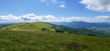 Yeşil dağ ve mavi gökyüzü bulutlu