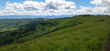 Dağlarda dağları olan güzel bir manzara.