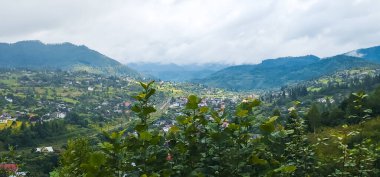 Dağların köyünün manzarası