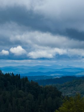 bulutlu güzel dağ manzarası, Karpatya dağları