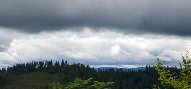 Dağları ve bulutları olan güzel bir manzara.