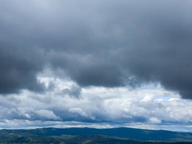 Bulutlar ve dağlar. Dağlar (sallanıp) yürütüldüğünde,.