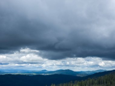 Dağların üzerinden bulutlar. Karpatlar 'daki gökyüzü.