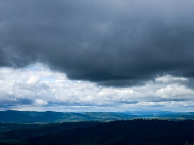 Bulutlu karanlık gökyüzü, güzel dijital fotoğraf.