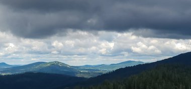 Yazın Karpat Dağları, gökyüzünde yağmur bulutları, Ukrayna