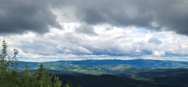 Bulutları ve mavi gökyüzü olan güzel bir manzara.