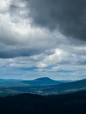 Bulutlu ve mavi gökyüzü olan dağ manzarası, Karpatlar, Ukrayna