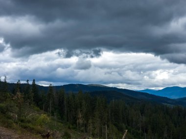 Dağlarda kara bulutlar