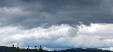 Bulutlar ve blue Dağları.