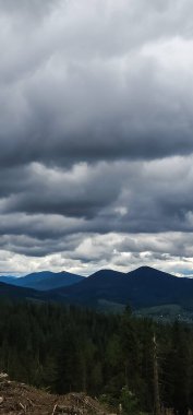 Nehir ve bulutlu gökyüzü olan güzel bir manzara.