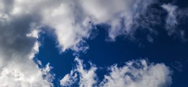 Mavi gökyüzünde güzel bulutlar