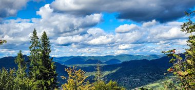 Sabahları dağların güzel manzarası