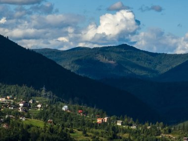 Yazın Karpat Dağları, güzel manzara