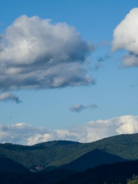 Gökyüzündeki bulutların güzel bir görüntüsü.