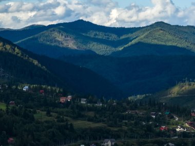 Karpat köyü, Ukrayna, güzel dağlar, tepeler, ormanlar, ormanlar, ormanlar, çayırlar ve ormanlar