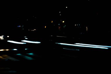 Bokeh arkaplan ile gece trafik ışığı