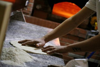 Mermer tezgahta pizza hazırlıyorum. Şef pizzacı.