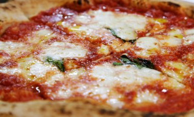 Margherita pizza denilen Napoli İtalyan pizzası. Mozzarella peynirli pizza, domates, biber, baharat ve taze fesleğen. İtalyan pizzası