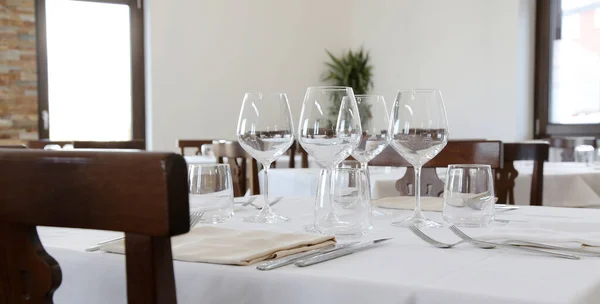 Τραπέζι Εστιατόριο Που Έχει Συσταθεί Επιτραπέζια Σκεύη Και Ποτήρι Κρασιού — Φωτογραφία Αρχείου