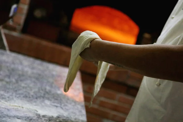 Mermer tezgahta pizza hazırlıyorum. Şef pizzacı.