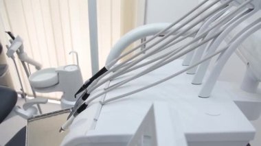 Diş hekimliği odasının içi. Diş matkapları, aletler ve aletlerle dolu. Modern Diş Ofisi