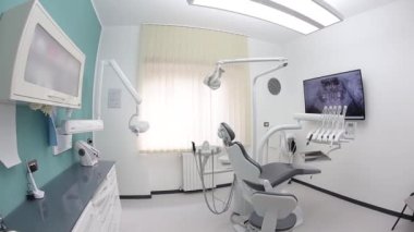 Diş hekimliği odasının içi. Diş matkapları, aletler ve aletlerle dolu. Modern Diş Ofisi