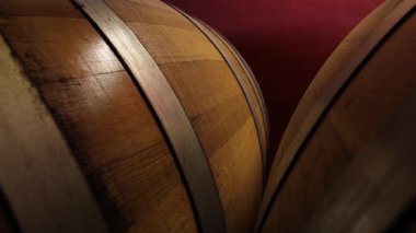 Yeraltındaki şarap mahzeninde meşe fıçıları