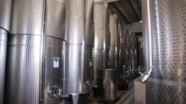 Üretimde şarap fermantasyonu için metal tanklar