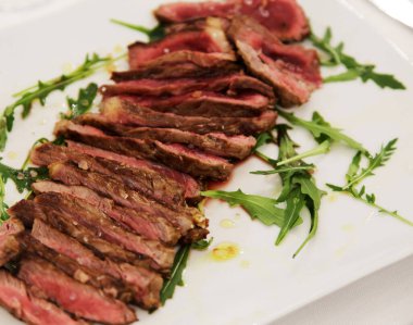 Biftek. Entrecote. Sığır eti. Ana yemek: roka ve bakir olmayan yağlı fileto. İtalyan mutfağı