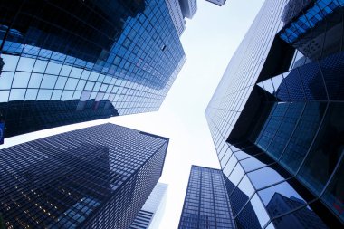 New York 'ta. Yansıtıcı gökdelen ofis binaları. Büyük, modern şehir manzarasının dipteki görüntüsü. Finans Bölgesi