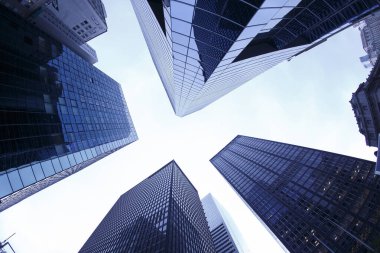 New York 'ta. Yansıtıcı gökdelen ofis binaları. Büyük, modern şehir manzarasının dipteki görüntüsü. Finans Bölgesi