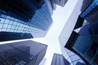 New York 'ta. Yansıtıcı gökdelen ofis binaları. Büyük, modern şehir manzarasının dipteki görüntüsü. Finans Bölgesi