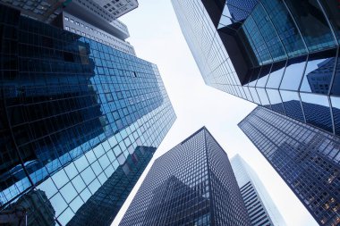 New York 'ta. Yansıtıcı gökdelen ofis binaları. Büyük, modern şehir manzarasının dipteki görüntüsü. Finans Bölgesi